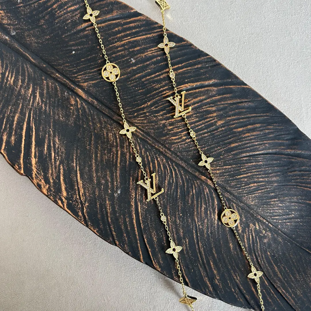 LV Taşlı Uzun Kolye Gold